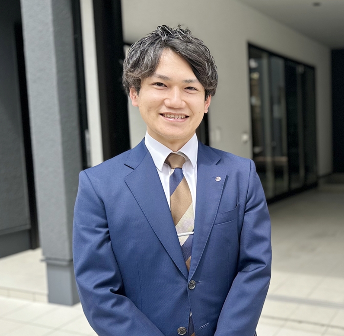 営業部の上司や他部署の先輩に助けられながら、お客様のために親身に家づくりをしています。